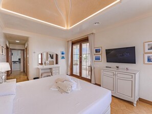 5 bedrooms, iron/ironing board, WiFi, bed sheets