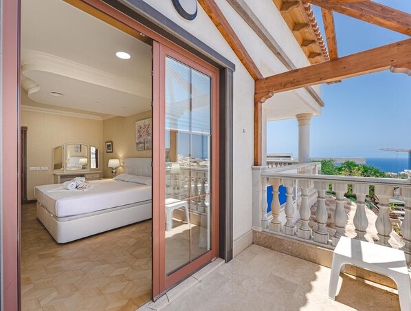 5 bedrooms, iron/ironing board, WiFi, bed sheets - LUXURY VILLA NAUTILUS Heated pool & Spa (La Caleta)