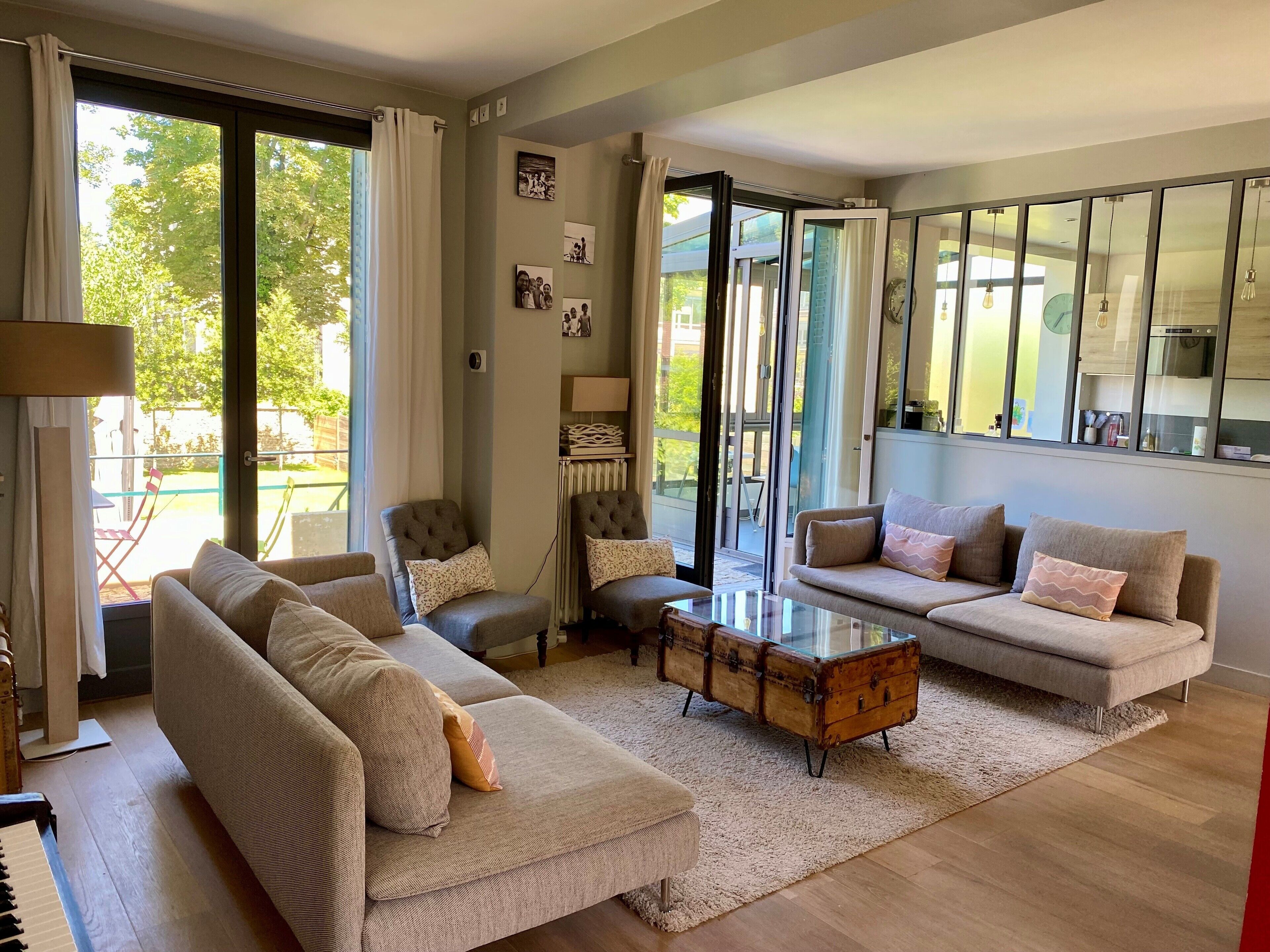 TV connectée, cheminée, lecteur de DVD, livres