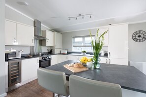 Fridge, microwave, oven, stovetop - Daisy Lodge, 6 Roadford Lake Lodges (Lifton)