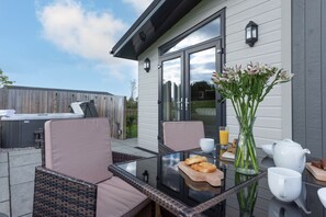 Outdoor dining - Daisy Lodge, 6 Roadford Lake Lodges (Lifton)