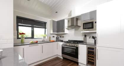 Blossom Lodge, 1 Roadford Lake Lodges