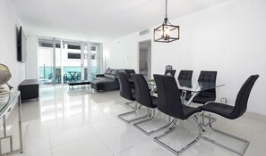 Dining - Clean and modern two-bedroom apartment on the beach in Hollywood Florida  (Hollywood)