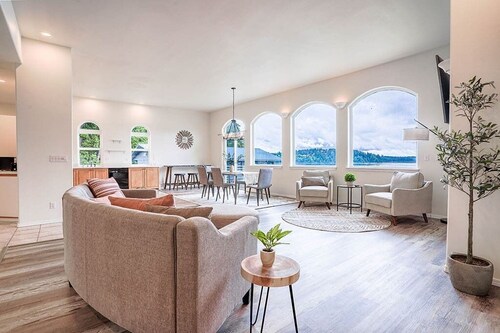 Shelton Waterfront: Hot Tub, Firepit & Garden