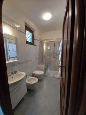 Ensemble douche/baignoire, sèche-cheveux, bidet, savon