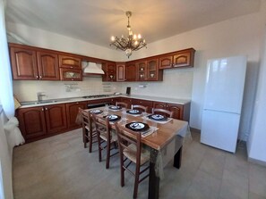 Kühlschrank, Ofen, Herdplatte, Geschirrspüler