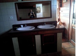 Duschwanne, Handtücher, Seife, Toilettenpapier