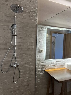 Dusche, Haartrockner, Bidet, Handtücher