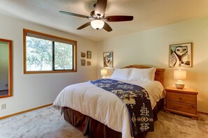 3 bedrooms, desk, WiFi, bed sheets - Fantastic Sunriver Location, SHARC Passes, Huge Deck w/ Hot Tub, Trail Access, Fireplace, Bikes (Sunriver)
