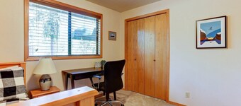 Fantastic Sunriver Location, SHARC Passes, Huge Deck w/ Hot Tub, Trail Access, Fireplace, Bikes
