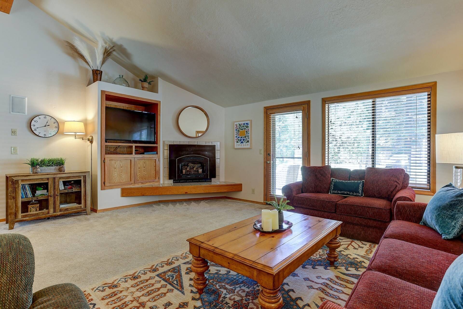 Télévision, cheminée, lecteur de DVD