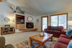 Televisión, chimenea y reproductor de DVD 