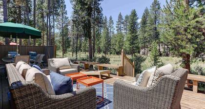 Fantastic Sunriver Location, SHARC Passes, Huge Deck w/ Hot Tub, Trail Access, Fireplace, Bikes