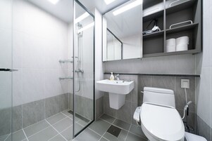 Douche, douche à « effet pluie », sèche-cheveux, chaussons