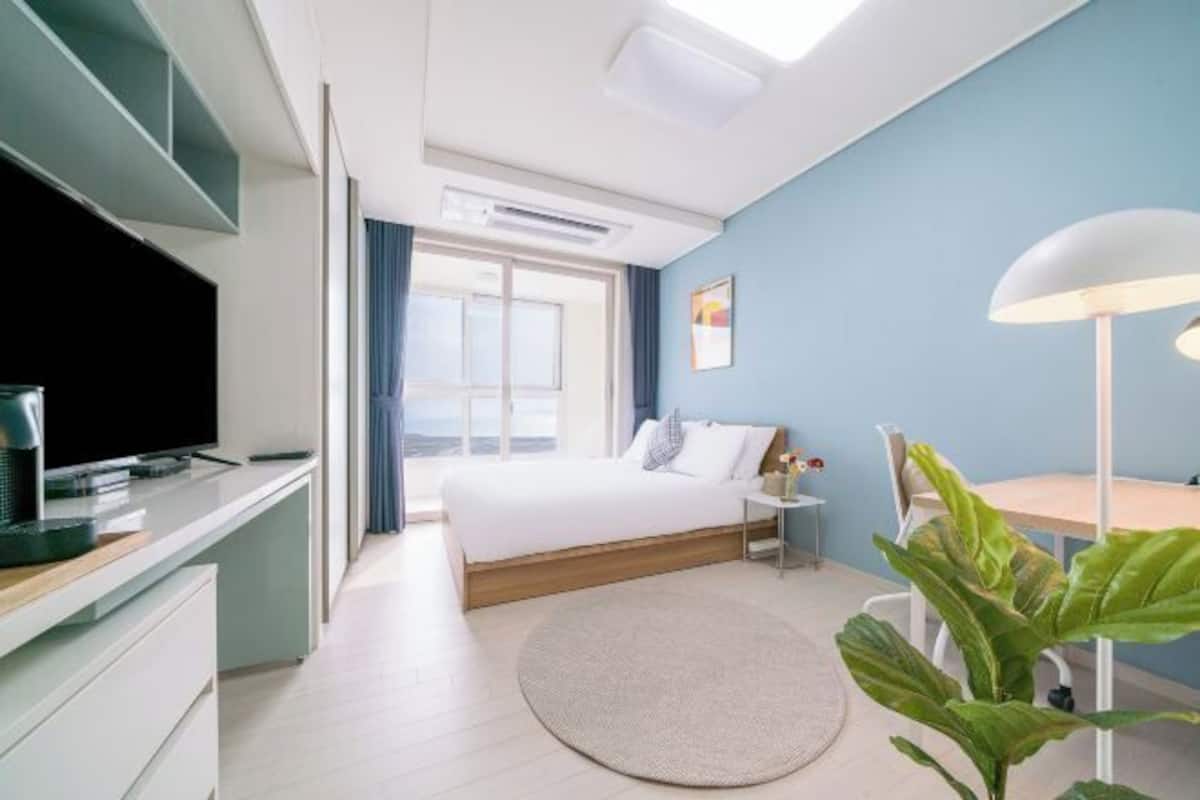 Trang trí khác biệt, trang bị nội thất với thiết kế riêng biệt, bàn