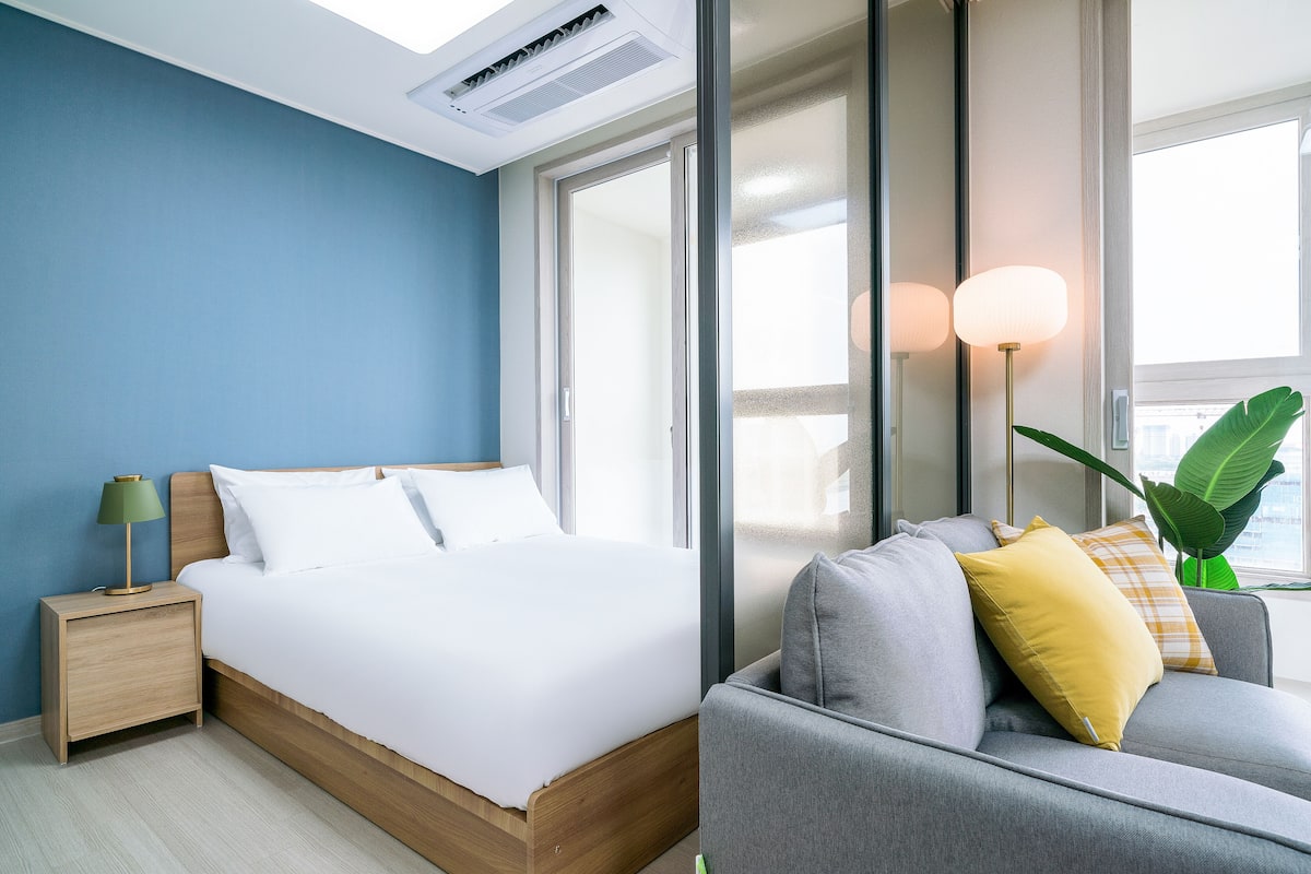 Studio W | Con stile personalizzato, con arredamento individuale, una scrivania