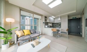Premier Suite | Living area | 55-inch flat-screen TV with cable channels, heated floors - Urbanstay Songdo Moonlight Park (Incheon)