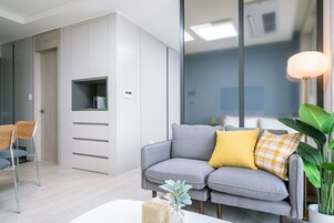 Televisión de pantalla plana, piso con calefacción