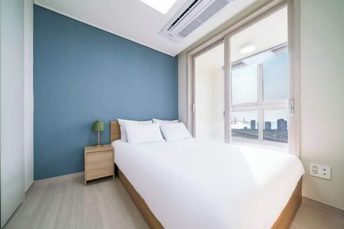Trang trí khác biệt, trang bị nội thất với thiết kế riêng biệt, bàn