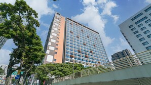 A high-rise building with multiple floors, large windows, and a modern architectural design. - Urbanstay Jeju Airport (Jeju City)