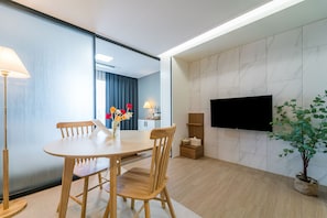 Studio W | Bộ đồ giường cao cấp, nệm cao su hoạt tính (memory foam), bàn