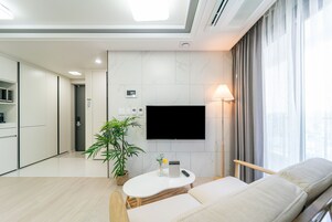 프리미어 스위트 | 고급 침구, 메모리폼 침대, 책상, 노트북 작업 공간