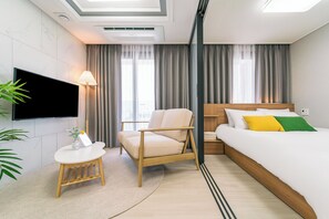 Phòng Premier (Suite) | Bộ đồ giường cao cấp, nệm cao su hoạt tính (memory foam), bàn 