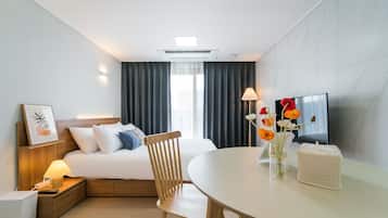 Studio | Luxe beddengoed, bedden met traagschuimmatras, een bureau