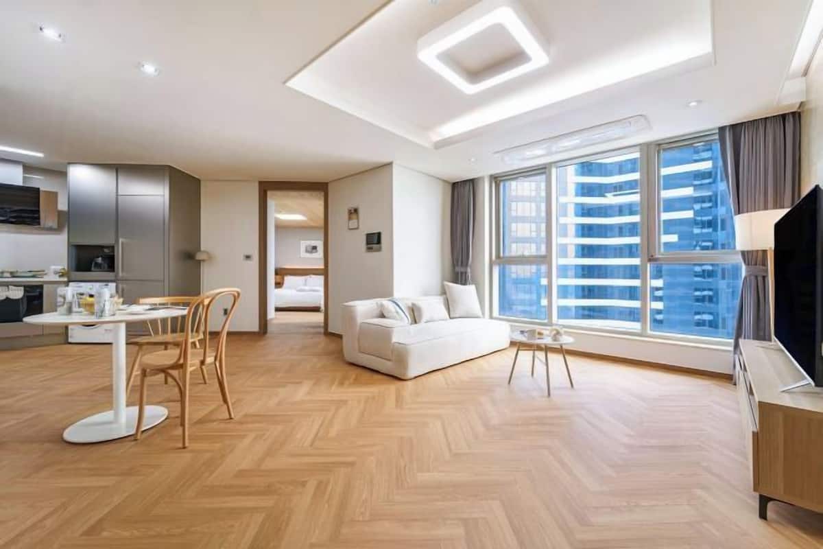 2 bedrooms, premium bedding, memory foam beds, in-room safe