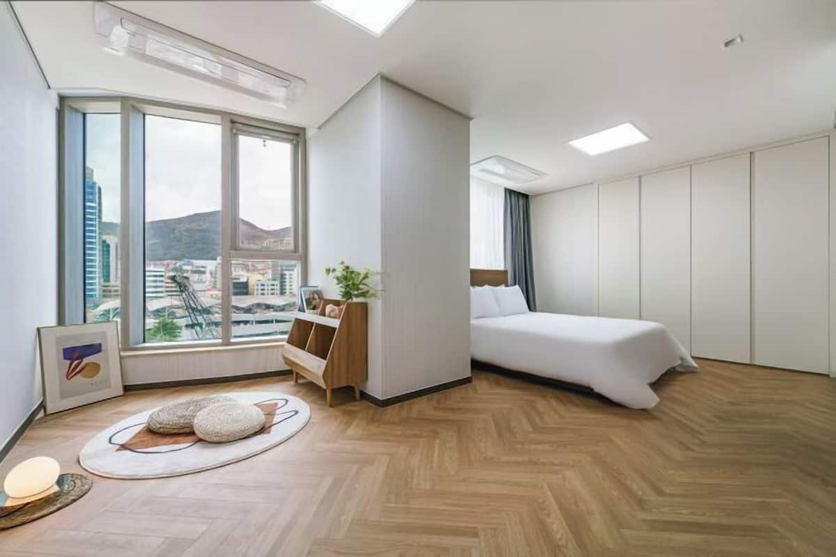 2 bedrooms, premium bedding, memory foam beds, in-room safe