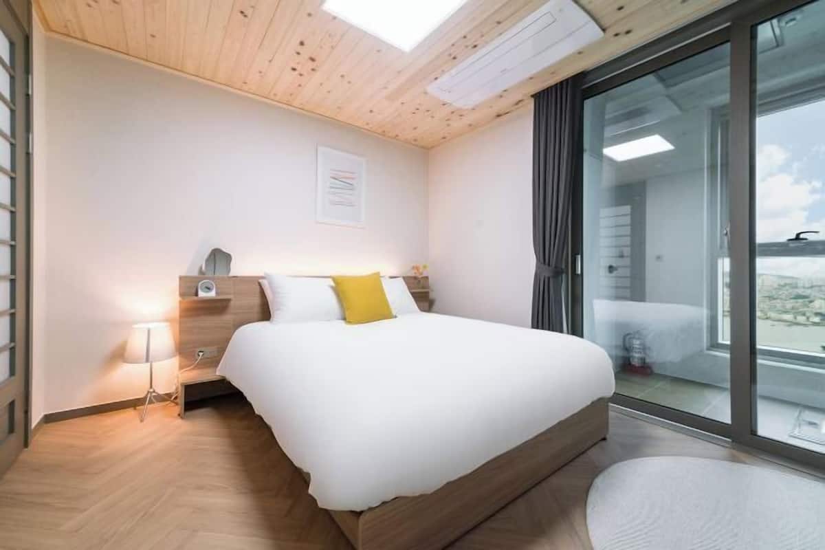 2 bedrooms, premium bedding, memory foam beds, in-room safe