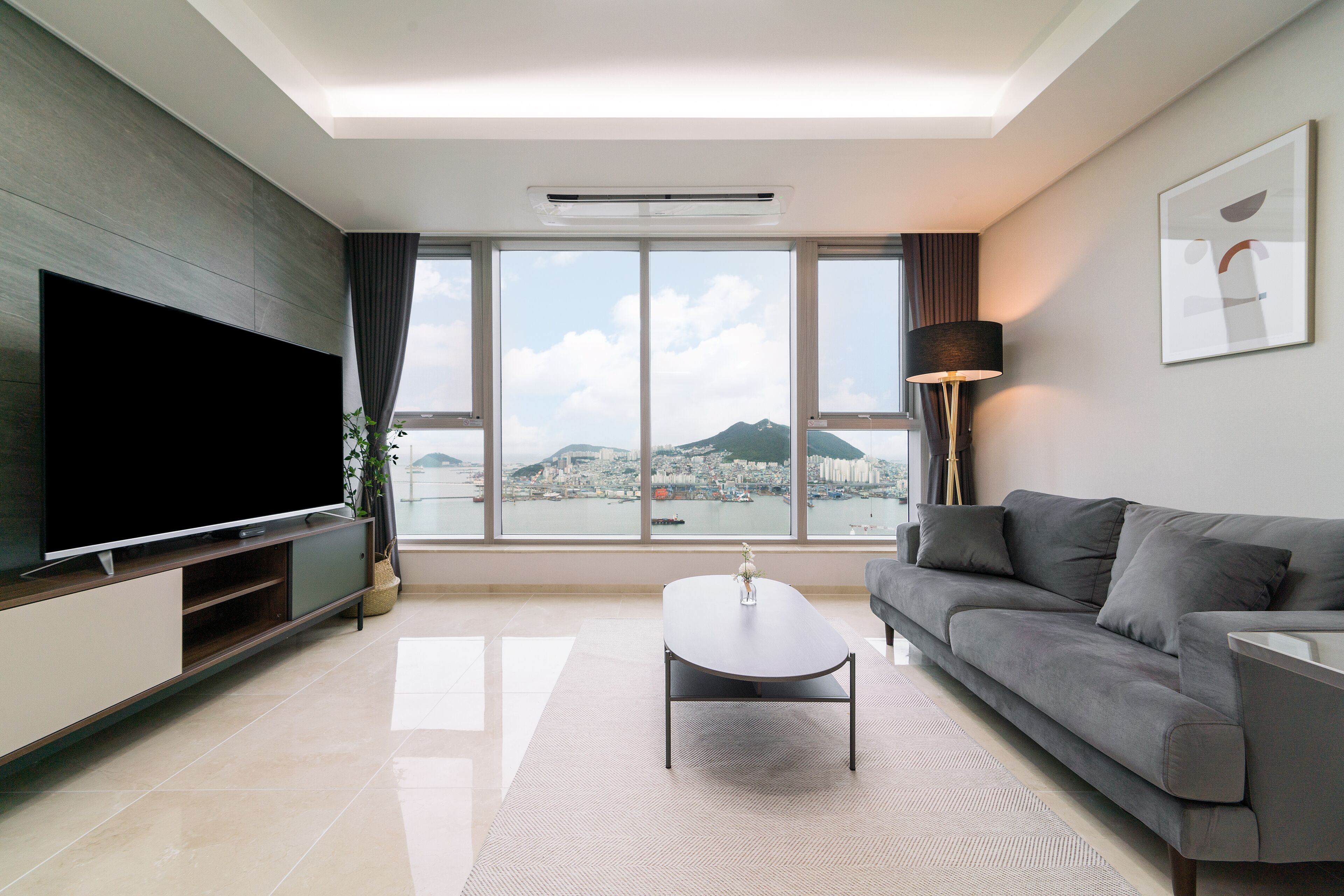 أغطية فراش متميزة وأسرّة بإسفنج يتكيف مع شكل الجسم وخزنة داخل الغرفة