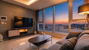 Premier suite W | Premium bedding, memory foam beds, in-room safe, individually decorated - Le collective Busan station (Busan)