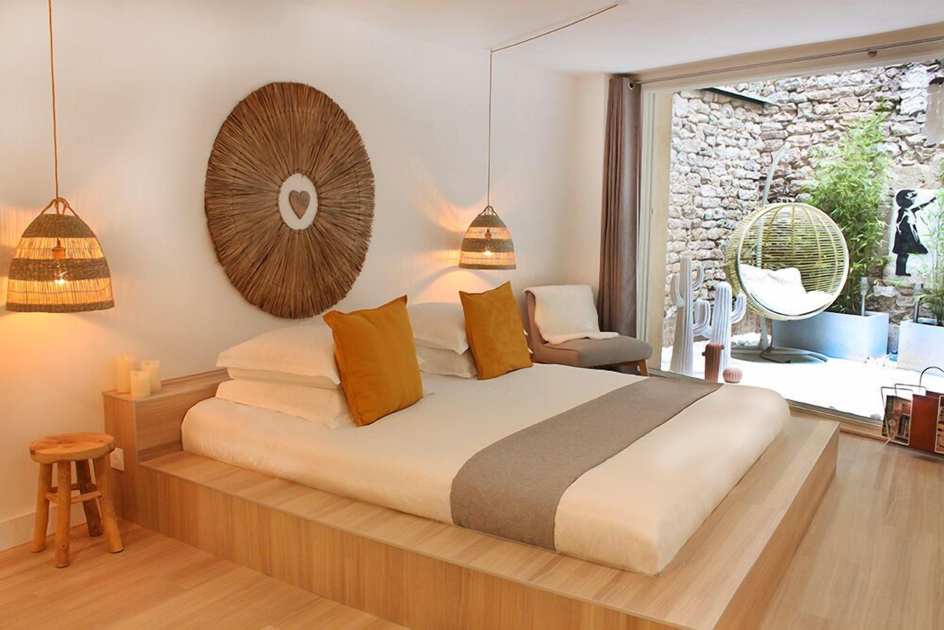 Romantic Suite, 1 King Bed, Hot Tub | Premium bedding, free minibar items, individually decorated