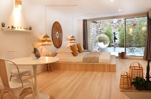 Sengetøy av topp kvalitet og minibarvarer (inkludert)