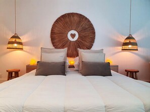 Suite romàntica, 1 llit de matrimoni gran, banyera d'hidromassatge | Roba de llit d'alta qualitat i minibar amb articles gratuïts 