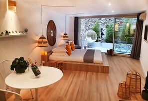Romantische Suite, 1 King-Bett, Whirlpool | Hochwertige Bettwaren, Minibar (mit einigen kostenlosen Artikeln)