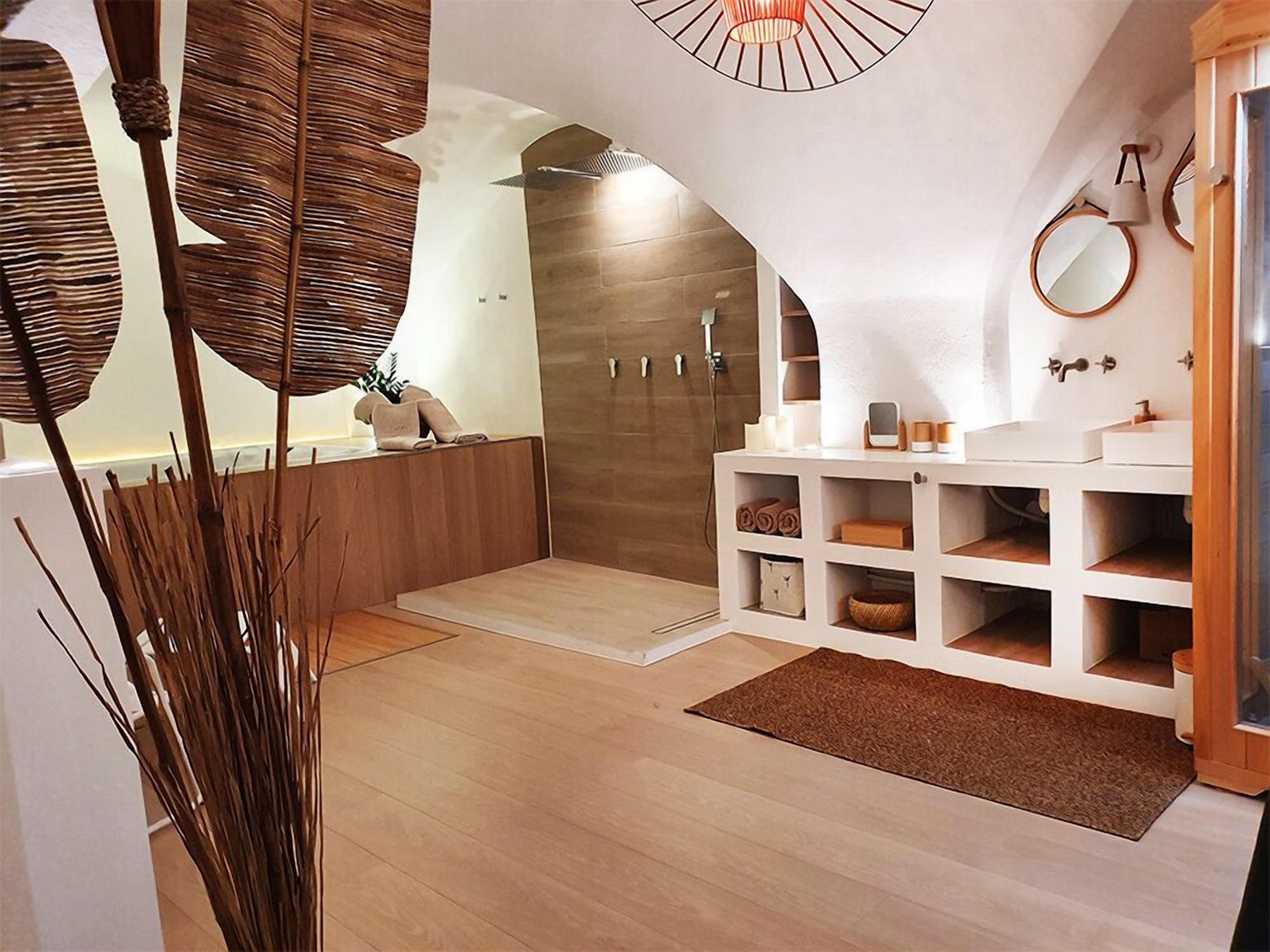 Een aparte badkuip en douche, een bubbelbad, een regendouche