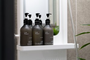 開放式客房 (W) | 浴室 | 淋浴設備、風筒、加熱地板 (浴室)、提供毛巾