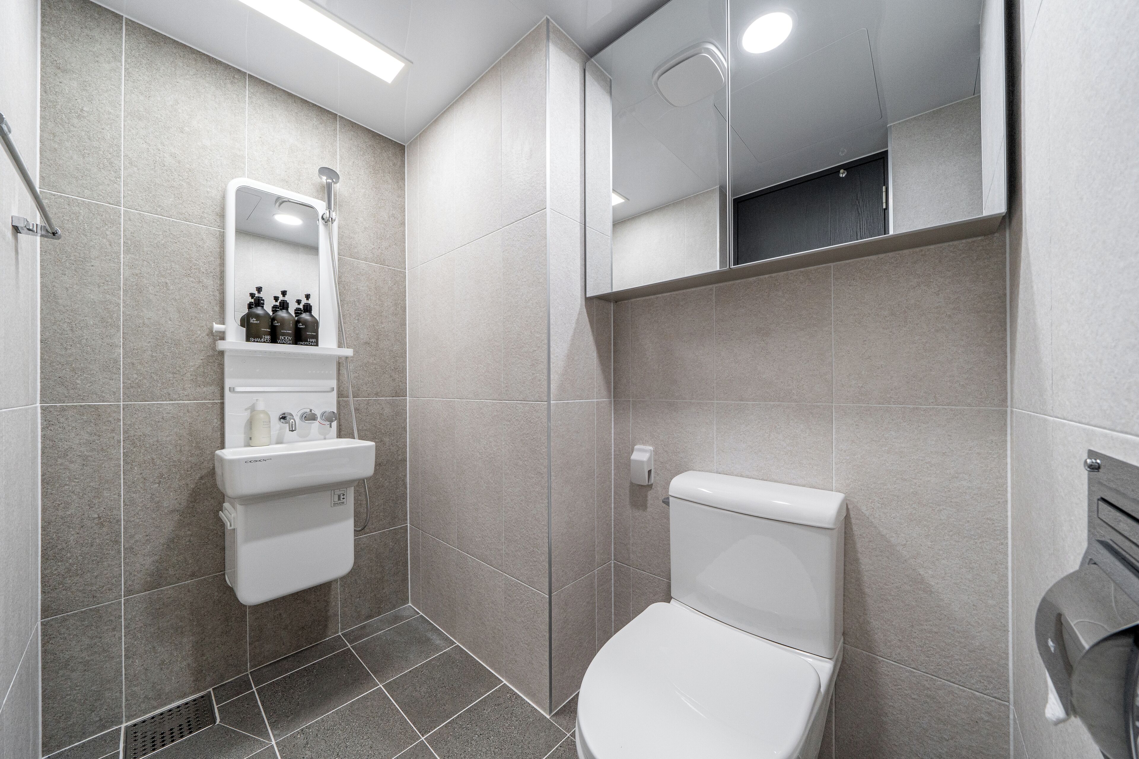 Bruser, hårtørrer, hjemmesko, gulvvarme (badeværelse)