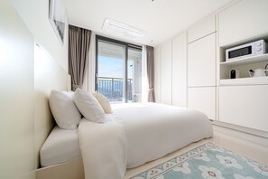 Memory-foam beds, blackout curtains, soundproofing, iron/ironing board - Urban Stay Busan City Hall (Busan)