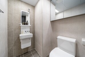 Ducha, secador de pelo, zapatillas y suelo radiante