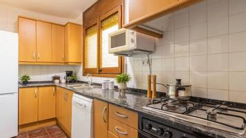 Een koelkast, een magnetron, een oven, een vaatwasser