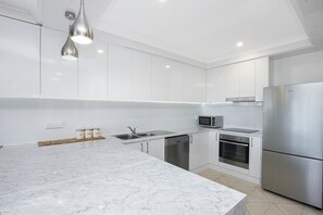 Geladeira, micro-ondas, fogão, cooktop