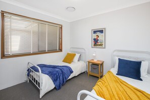 4 slaapkamers, een strijkplank/strijkijzer, gratis wifi, beddengoed