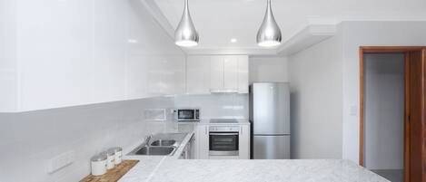 Jääkaappi, mikroaaltouuni, uuni, liesi