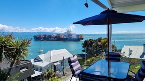 Outdoor dining - Kimberley House - 6-bedroom home in a fantastic Nelson waterfront location. (Nelson)