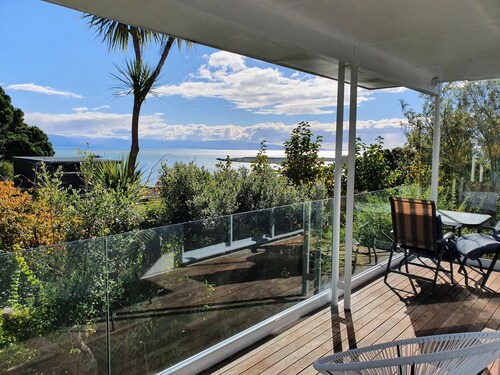 Kimberley House - 6-bedroom home in a fantastic Nelson waterfront location.