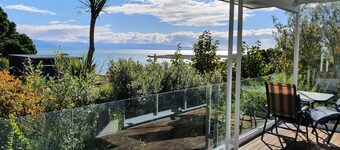 Kimberley House - 6-bedroom home in a fantastic Nelson waterfront location.