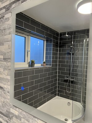 Ensemble douche/baignoire, sĂšche-cheveux, serviettes fournies